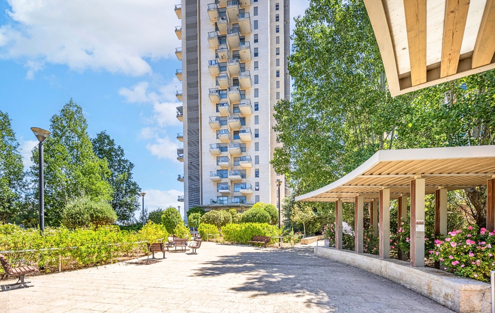 1 Avraham Perera, Holyland